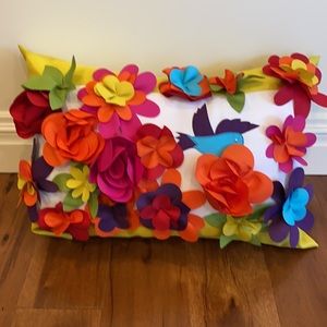 Stunning. 3 dimensional colorful throw pillow. Brighten up a room!😊